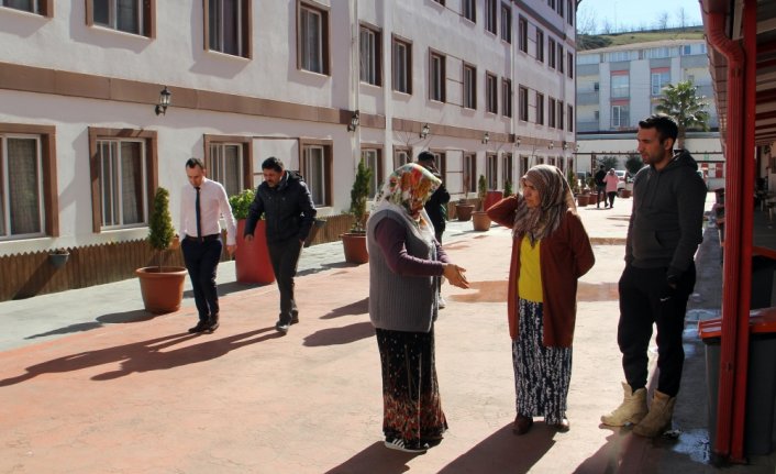 Deprem sırasında evlerinin çöken duvarından yan daireye geçerek kurtuldular