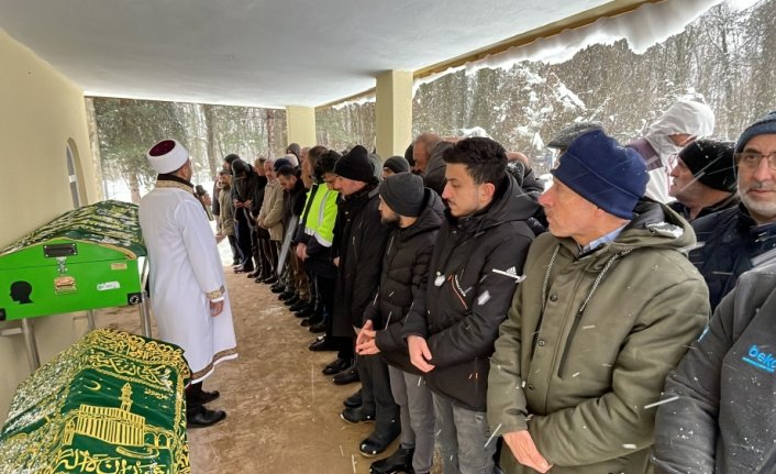 Depremde hayatını kaybeden iki kardeşin cenazesi Sinop'ta defnedildi