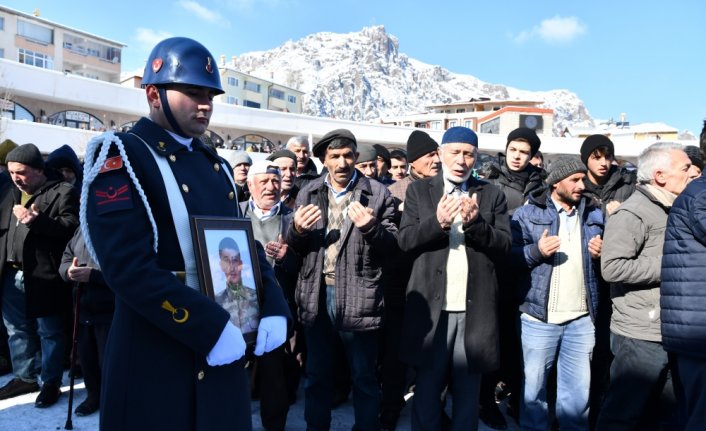 Depreme konakladığı otelde yakalanan er Akgün'ün cenazesi defnedildi