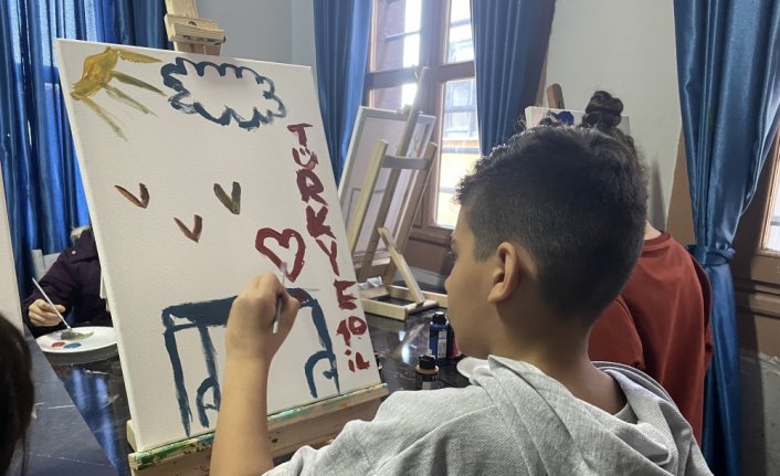 Depremi yaşayan çocuklar “Geleceğin Işıkları“ sınıfında duygularını resmediyor