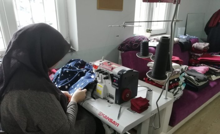 Depremin acısını yaşayan Gölyakalı kadınlar, depremzedelere kışlık kıyafet dikiyor