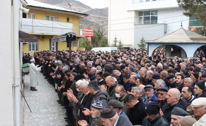 Depremlerde hayatını kaybeden 13 kişinin cenazeleri 5 ilde defnedildi