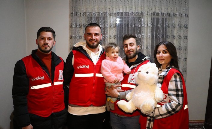 Depremzede Elif bebeğin ilk doğum gününü Türk Kızılay ekipleri kutladı