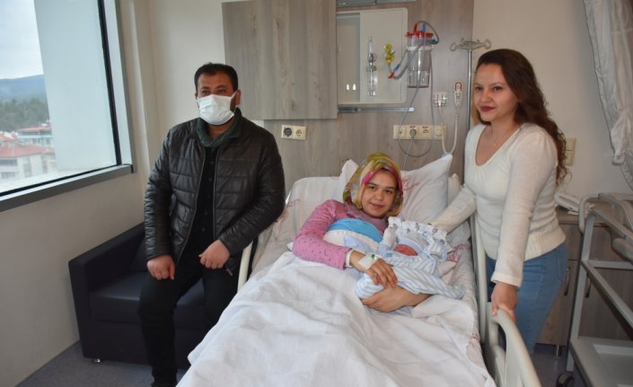 Depremzede iki annenin bebekleri dünyaya gözlerini Sinop'ta açtı