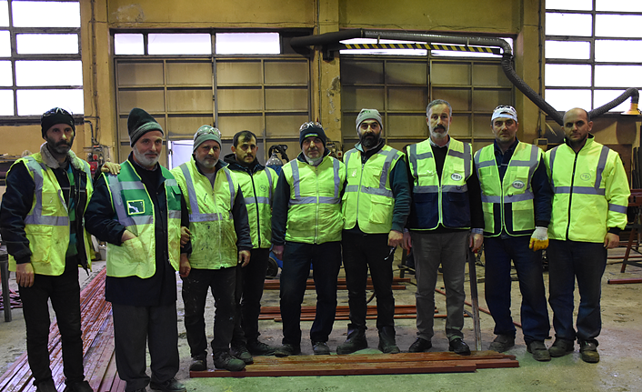 DSİ 22. Bölge Müdürlüğü işçileri depremzedeler için çadır üretiyor