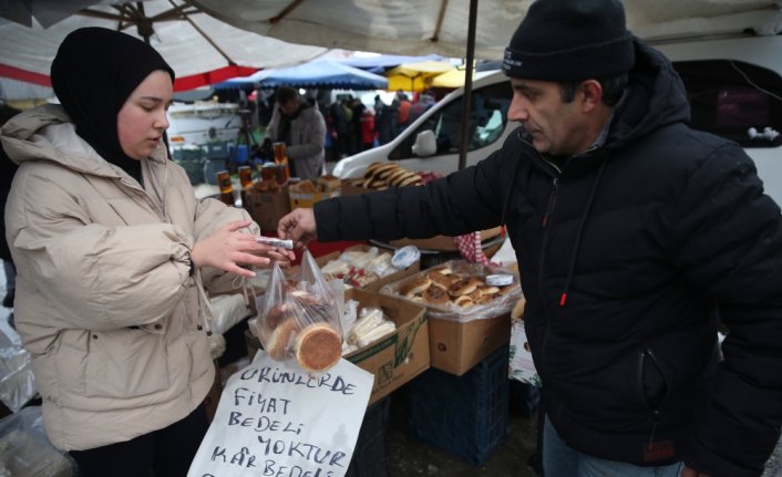 Düzce'de deprem acısını yaşayan simitçi tezgahını depremzedeler için açıyor