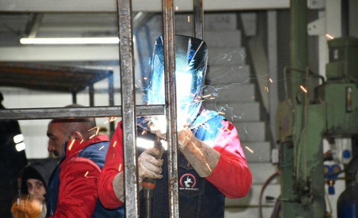 Düzce'de deprem bölgesi için lavabo ve tuvalet üretiliyor