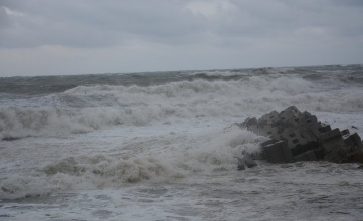 Düzce'de fırtına nedeniyle dalga boyu 6 metreyi aştı