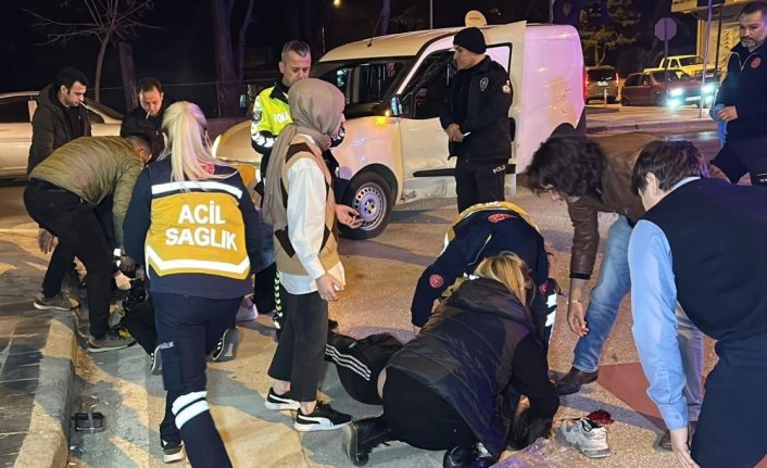 Düzce'de hafif ticari araçla çarpışan motosikletteki 2 kişi ağır yaralandı