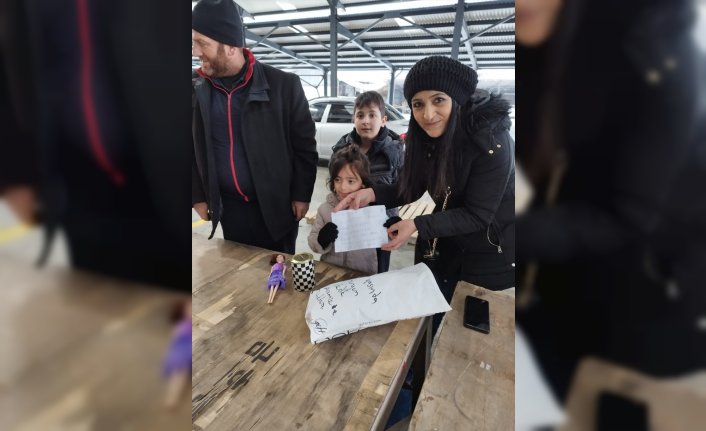 Düzce'de iki ilkokul öğrencisi kumbara ve oyuncaklarını depremzede akranlarına gönderdi