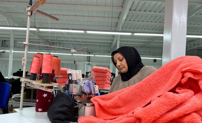 Düzce'de tekstil işçileri gönüllü mesai yaparak depremzedelere battaniye dikiyor