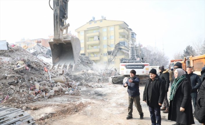 Elbistan'da enkaz kaldırma çalışmalarına başlandı