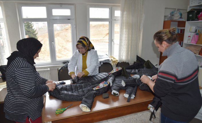 Espiye Halk Eğitim Merkezinde, depremzedeler için uyku tulumu dikiliyor