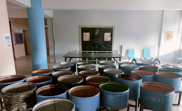 Espiye'de öğretmenler depremzedeler için soba üretiyor