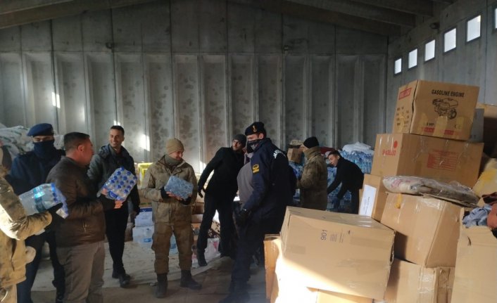 Gerze ilçesinden deprem bölgesine yardımlar sürüyor