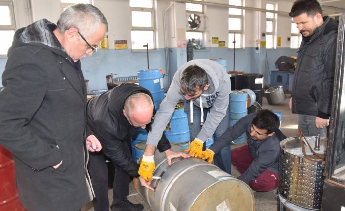 Giresun ve Trabzon'da öğretmenler depremzedeler için battaniye dikip soba üretiyor