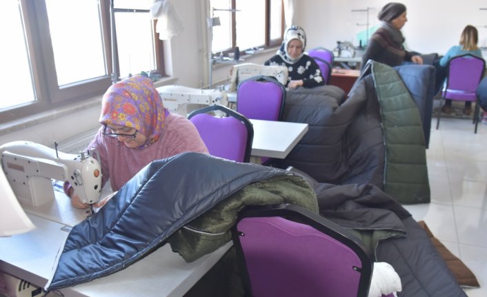 Görele'de usta öğreticiler depremzedelere uyku tulumu dikiyor