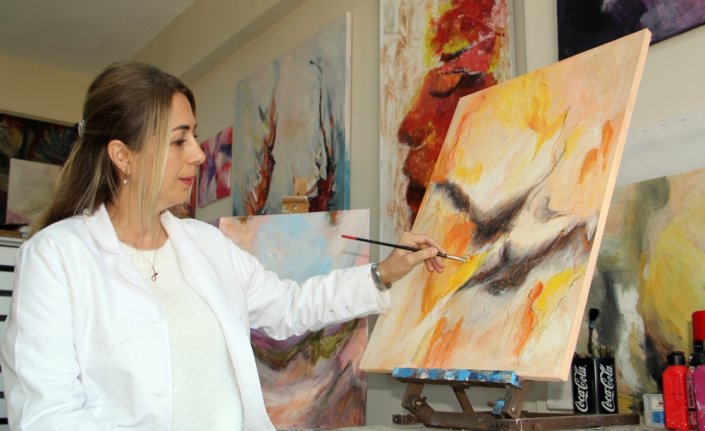 Görsel sanatlar öğretmeni resimlerini depremzedeler için yapıyor