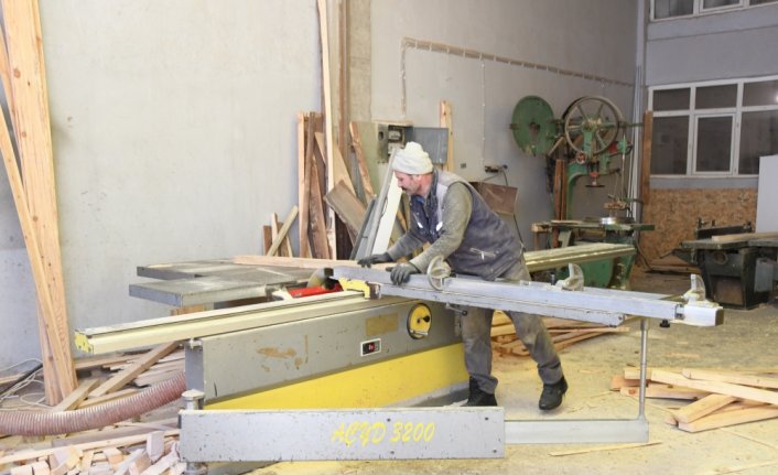 Gümüşhane'de gönüllüler depremzedeler için ahşap ev üretiyor