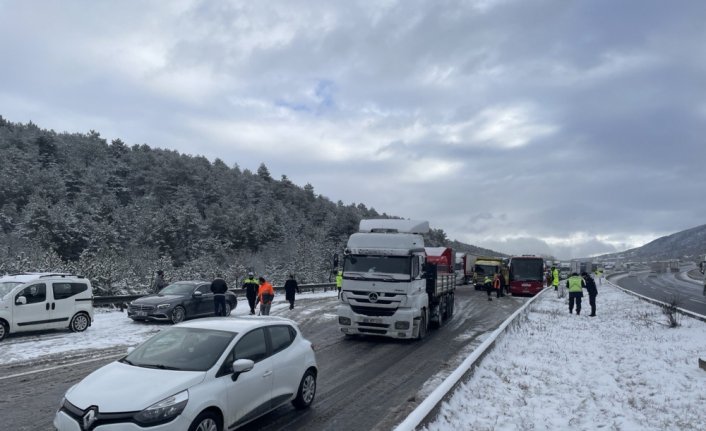 GÜNCELLEME - Anadolu Otoyolu'nun Bolu kesiminde 6 aracın karıştığı kazada 5 kişi yaralandı