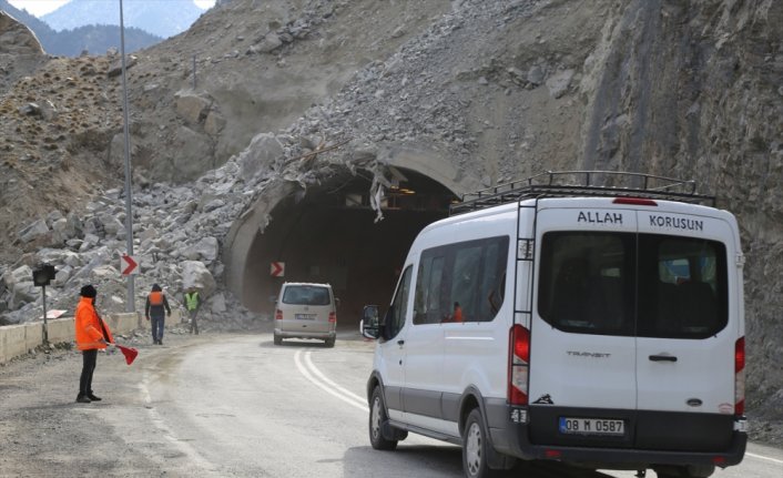 Heyelan nedeniyle kapanan Artvin-Erzurum kara yolu ulaşıma açıldı