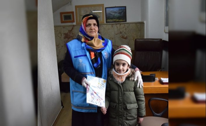 Iraklı 7 yaşındaki kız, kumbarasındaki parayı depremzede çocuklara bağışladı