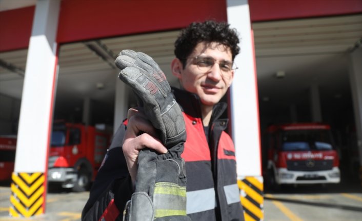 İtfaiye erinin eldiveninin teki depremin ardından enkazdan çıkardığı çocukta kaldı