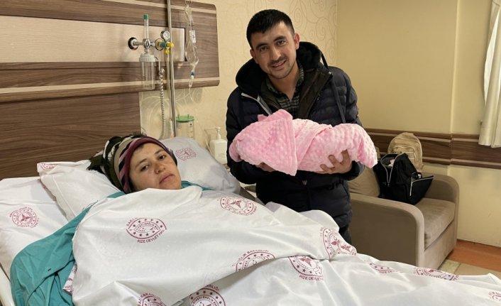 Kahramanmaraşlı depremzede kadın, bebeğini Rize'de dünyaya getirdi