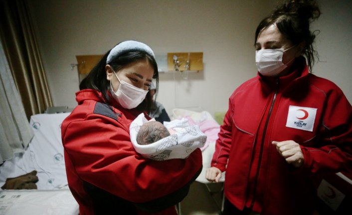 Kahramanmaraş'ta depremi yaşayan hamile kadın bebeğini Düzce'de kucağına aldı