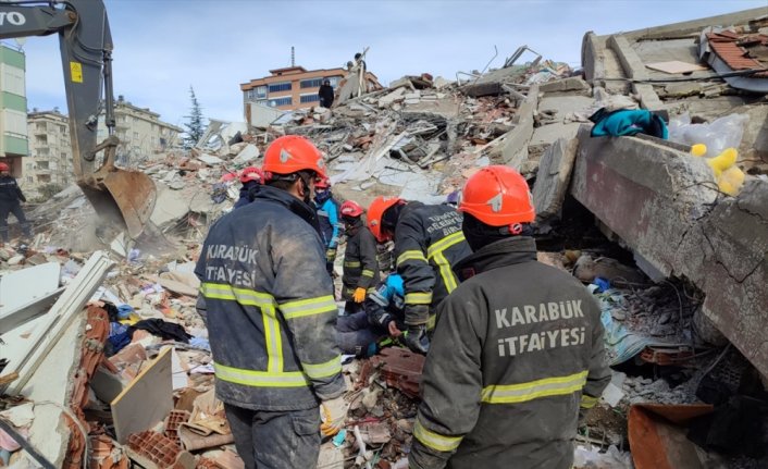 Karabük Belediyesi itfaiye ekipleri, Kahramanmaraş'ta 5 kişiyi enkazdan sağ kurtardı