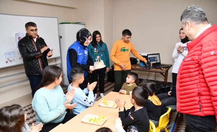 Karabük'te 4 yaşındaki depremzede çocuğa doğum günü sürprizi