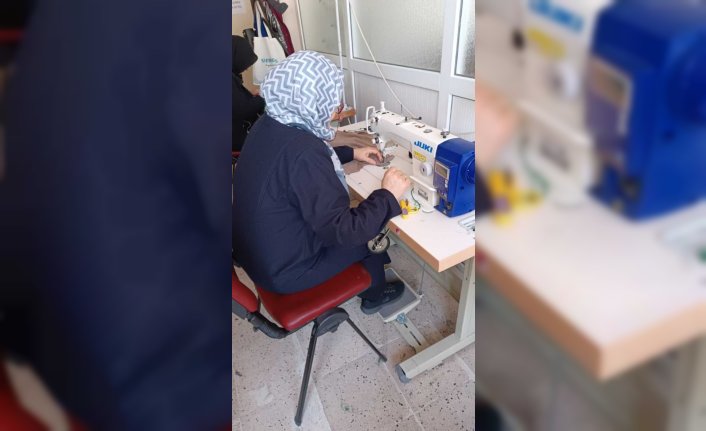 Karabük'te gönüllüler depremzedeler için kıyafet dikiyor