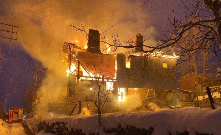 Karabük'te iki katlı ahşap ev yandı