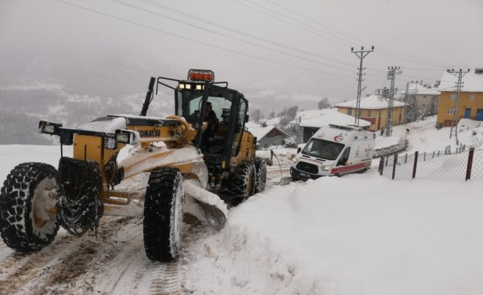Karabük'te kara saplanan ambulansı karla mücadele ekipleri kurtardı