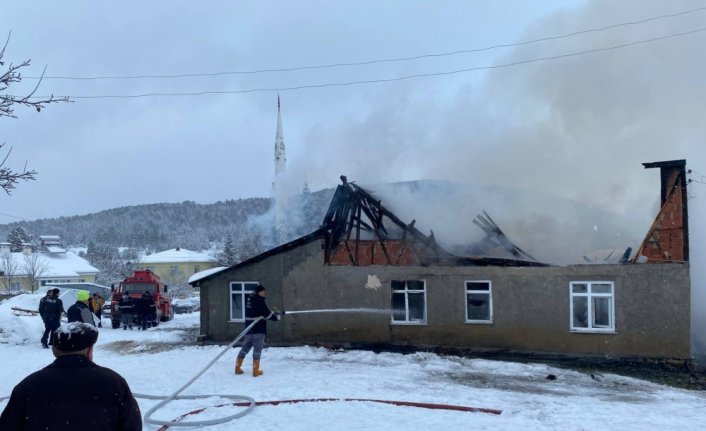 Karabük'te yangın çıkan iki katlı ev kullanılamaz hale geldi