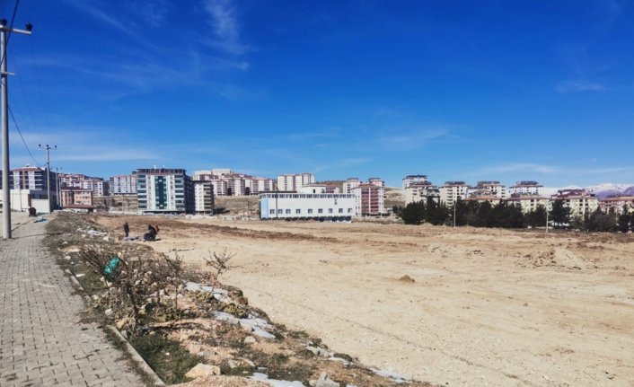 Kardan kapanan yollarını açan ekiple depremzedelere yardım gönderdiler