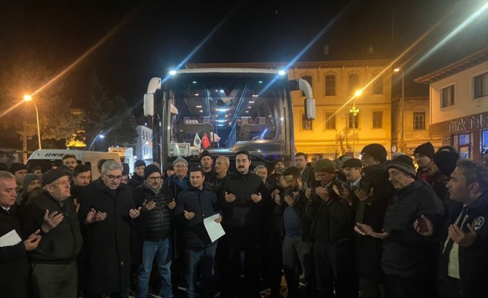 Kastamonu'da gönüllüler belediye başkanının kullandığı otobüsle deprem bölgesine gidiyor