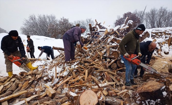 Kastamonu'da köylüler deprem bölgelerine odun göndermek için seferber oldu
