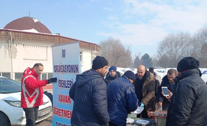 Kavak Kaymakamlığından deprem bölgesinde 10 bin kişilik sıcak yemek