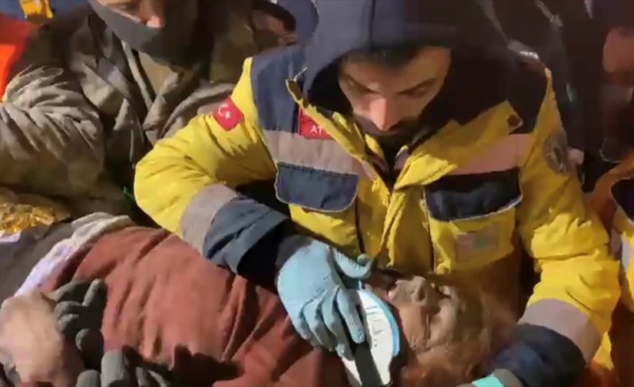 Malatya'da 83 yaşındaki kadın enkazdan 124,5 saat sonra kurtarıldı