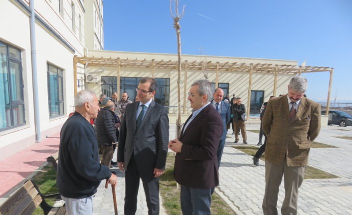 Merzifon Kaymakamı Güldoğan, depremzedeleri ziyaret etti