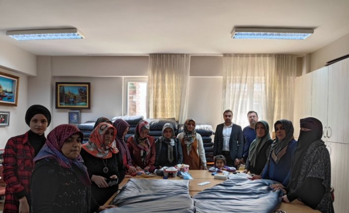 Oğuzlar HEM'de depremzedeler için uyku tulumu üretiliyor