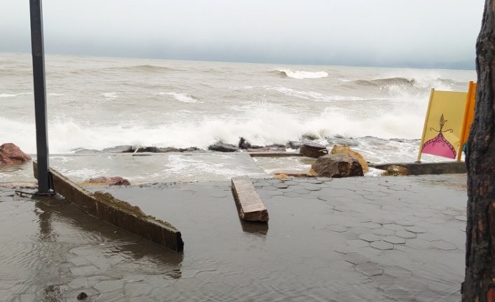 Ordu'da dalgalar sahilde çocuk parkına zarar verdi