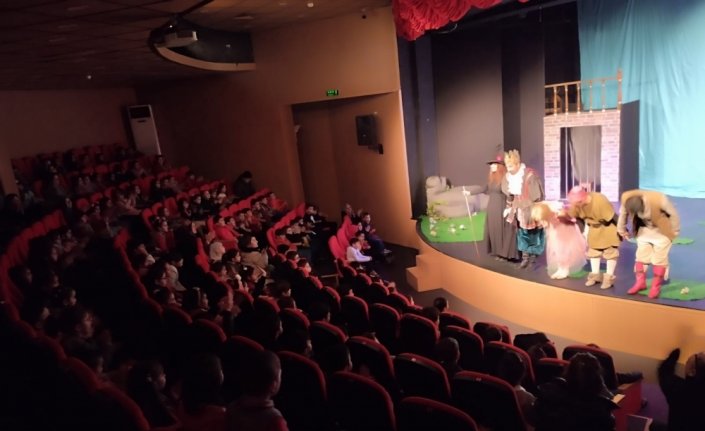 Ordu'da depremzede çocuklar tiyatro oyunu izledi