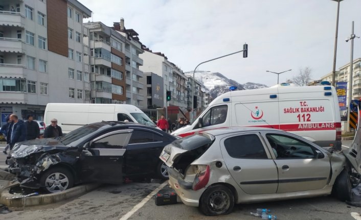 Ordu'da iki otomobilin çarpıştığı kazada 2 kişi yaralandı