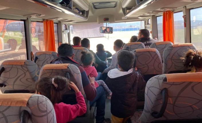 Polis aracıyla gezmek isteyen depremzede çocukların isteği yerine getirildi