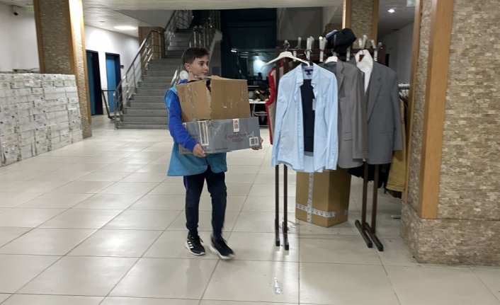 Rize'de 13 yaşındaki Abdülkerim sosyal markette depremzedelere destek oluyor