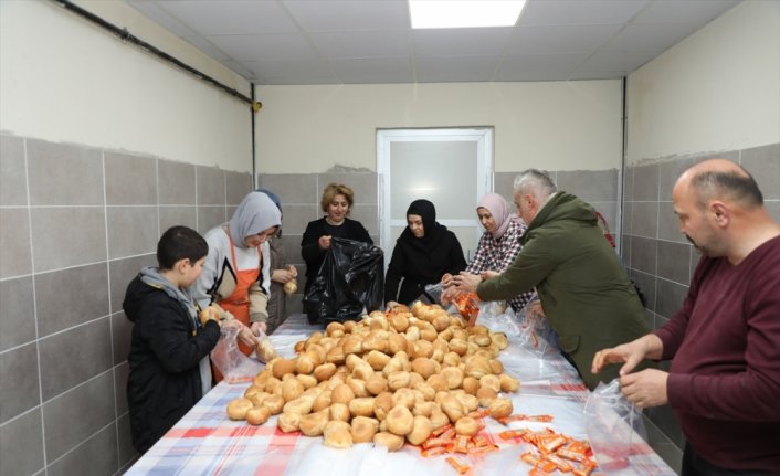 Rize'de liseliler depremzedeler için günlük 10 bin ekmek üretiyor