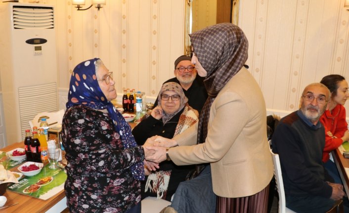 Samsun Valisi Dağlı'nın eşi Nurgül Dağlı, depremzedelerle bir araya geldi