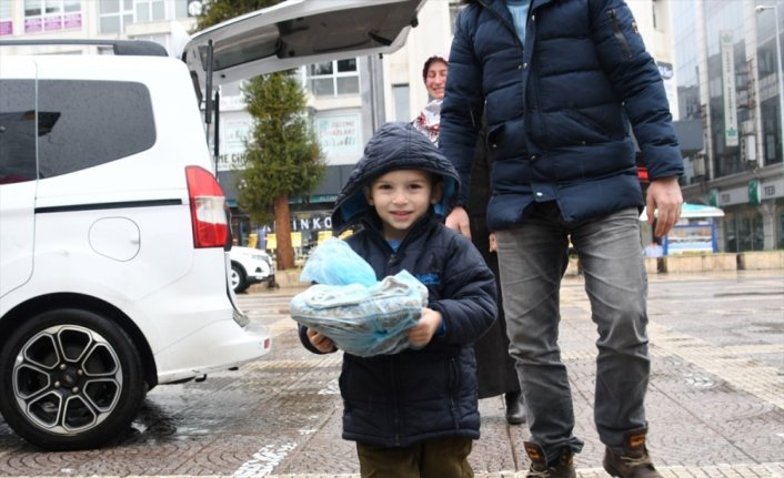 Samsun'da 4 yaşındaki Siraç, depremzedelere hiç giymediği kıyafetlerini gönderdi